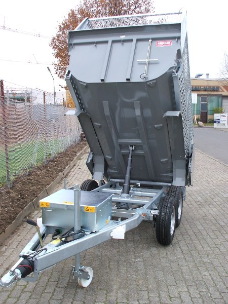 Muldy 3500 Cargo in Staubgrau,  Muldenkipper mit 3,5 t zGG  mit E-Pumpe+Handpumpe, Stahl-Rampen, 80cm hoher Gitteraufsatz