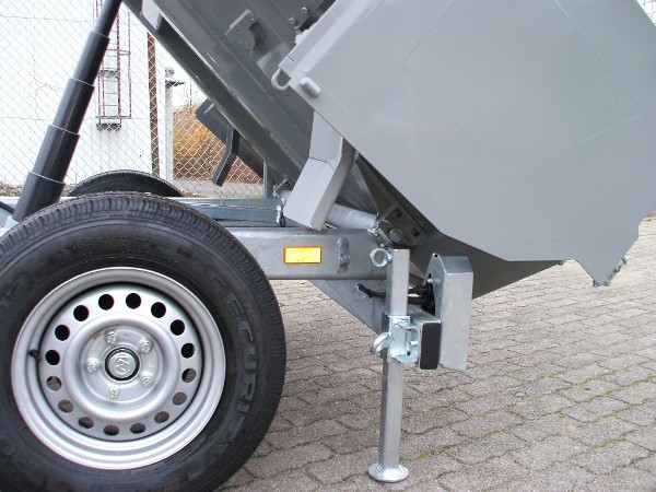 Muldy 3500 Cargo in Staubgrau,  Muldenkipper mit 3,5 t zGG  mit E-Pumpe+Handpumpe, Stahl-Rampen, 80cm hoher Gitteraufsatz