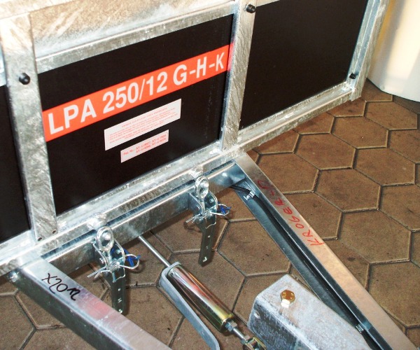 Pongratz LPA 250/12 G-Holz (Z)-K, gebremst, ankippbar, mit Holzbordwände