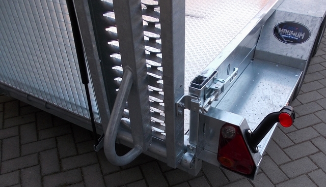 SARIS Magnum Explorer 3000 mit durchgehender Beladerampe, Boden mit Aluriffelbelag
