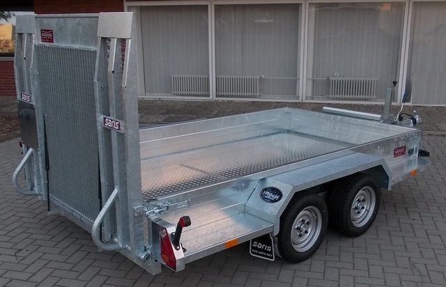 N SARIS Magnum Explorer 300 mit durchgehender Beladerampe, Boden mit Aluriffelbelag und Löffelablage