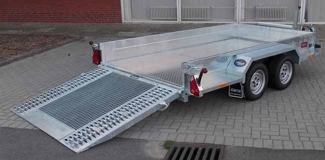 N SARIS Magnum Explorer 300 mit durchgehender Beladerampe, Boden mit Aluriffelbelag und Löffelablage