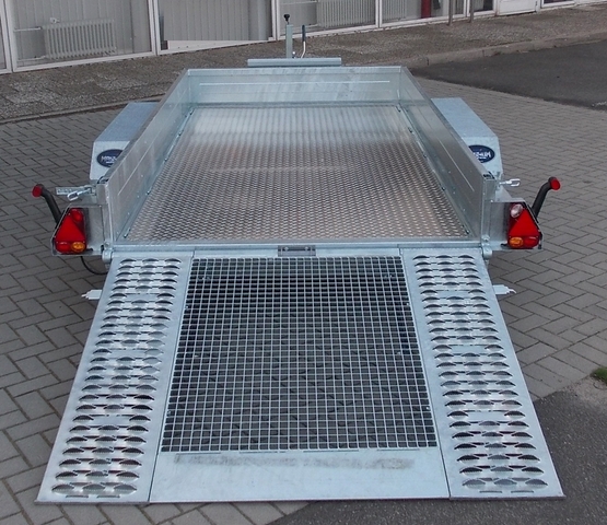 N SARIS Magnum Explorer 300 mit durchgehender Beladerampe, Boden mit Aluriffelbelag und Löffelablage