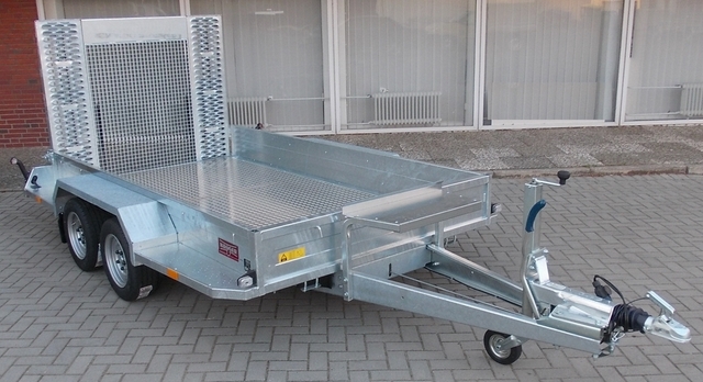 N SARIS Magnum Explorer 300 mit durchgehender Beladerampe, Boden mit Aluriffelbelag und Löffelablage