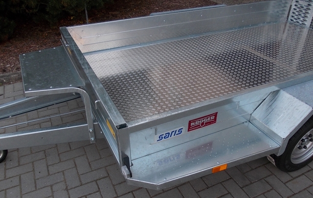 N SARIS Magnum Explorer 300 mit durchgehender Beladerampe, Boden mit Aluriffelbelag und Löffelablage