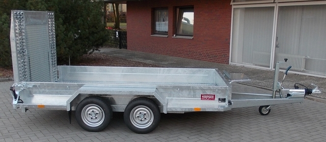 N SARIS Magnum Explorer 300 mit durchgehender Beladerampe, Boden mit Aluriffelbelag und Löffelablage