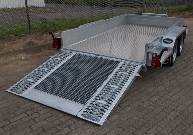 SARIS Magnum Explorer 3500 mit durchgehender Beladerampe, Boden mit Aluriffelbelag und Löffelablage