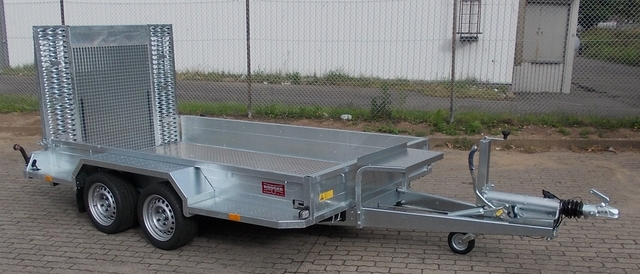 SARIS Magnum Explorer 3500 mit durchgehender Beladerampe, Boden mit Aluriffelbelag und Löffelablage