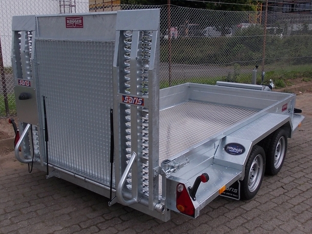 SARIS Magnum Explorer 3500 mit durchgehender Beladerampe, Boden mit Aluriffelbelag und Löffelablage