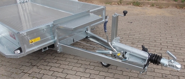 SARIS Magnum Explorer 3500 mit durchgehender Beladerampe, Boden mit Aluriffelbelag und Löffelablage