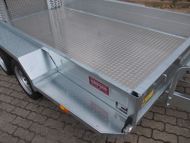 SARIS Magnum Explorer 3500 mit durchgehender Beladerampe, Boden mit Aluriffelbelag und Löffelablage