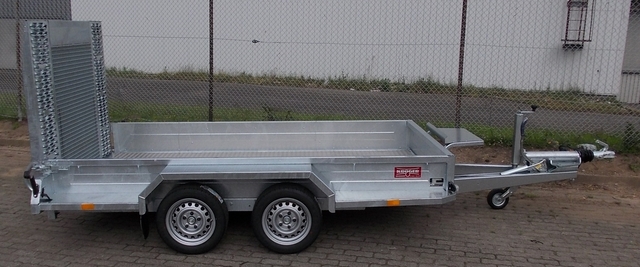 SARIS Magnum Explorer 3500 mit durchgehender Beladerampe, Boden mit Aluriffelbelag und Löffelablage