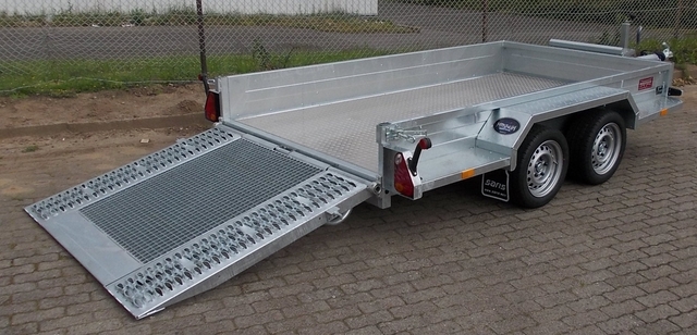 SARIS Magnum Explorer 3500 mit durchgehender Beladerampe, Boden mit Aluriffelbelag und Löffelablage
