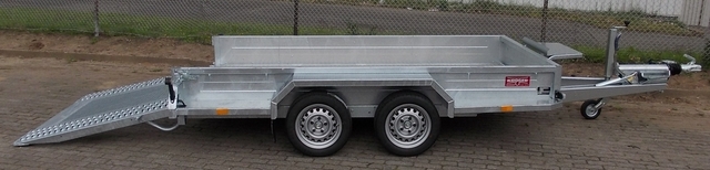 SARIS Magnum Explorer 3500 mit durchgehender Beladerampe, Boden mit Aluriffelbelag und Löffelablage