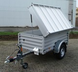 (Bild von Alutrail 12 D 22.12 mit einer Bordwanderhhung,  1200kg zGG, Lademae 216x114x69cm  Aluboden, Tempo 100, Deckelquertrger, Automatikttzrad, Zurranker)