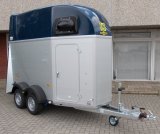 HUMBAUR Single Alu 1600 mit Aluboden, Seitentrittschutz und grauem Dach