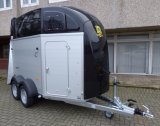 HUMBAUR Xanthos Aero 2000, mit Sattelkammer, Dach und Bug in schwarz metallic