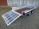 Henra MT303015 Sehr stabiler Baumaschinentransporter mit Holzboden, 3000KG zGG, 300x150x27cm, durchgehende Gitterrampe 125cm hoch