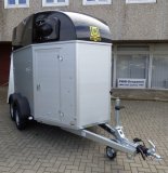 Pferdeanhnger Humbaur Equitos 2000 Alu, Sattelkammer, Seitentrittschutz, hhenverstellbare Bruststangen, Trennwand mit EquiLock-System, Polydach in schwarz mit Netzlift