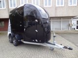 (Bild von Careliner M night/night mit Panoramadach, Sattelkammer Premium mit ausziehbaren Haltern, Alufelgen black-shadow und Bruststangenzusatzpolster)