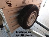 (Bild von Ersatzrad mit Bereifung 195/70 R14 an Halter vorne an Stirnwand montiert)